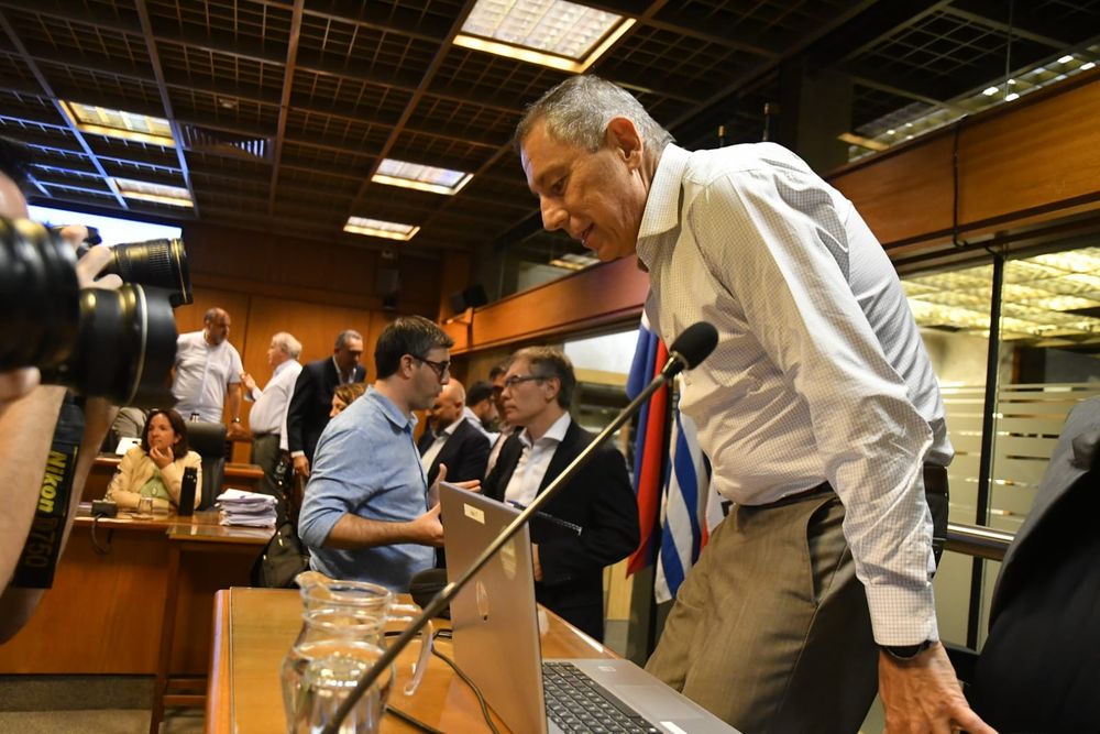 Gabriel Oddone en el Anexo del Palacio Legislativo antes de iniciar la reunión con la bancada del Frente Amplio