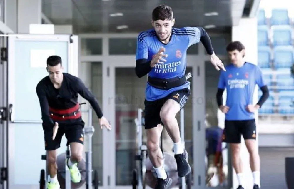 Federico Valverde volvió a entrenar con Real Madrid tras su gripe y bromeó con Lucas Vázquez
