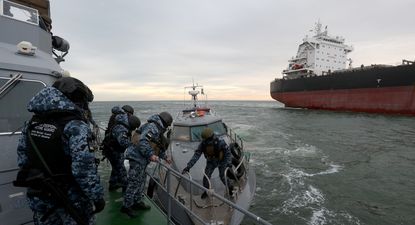 Tropas ucranianas patrullando el Mar Negro