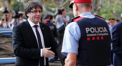 Un agente de los Mossos d´esquadra saluda a Carles Puigdemont