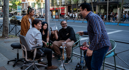 La gente reunida alrededor de una radio para mantenerse informada sobre el apagón.