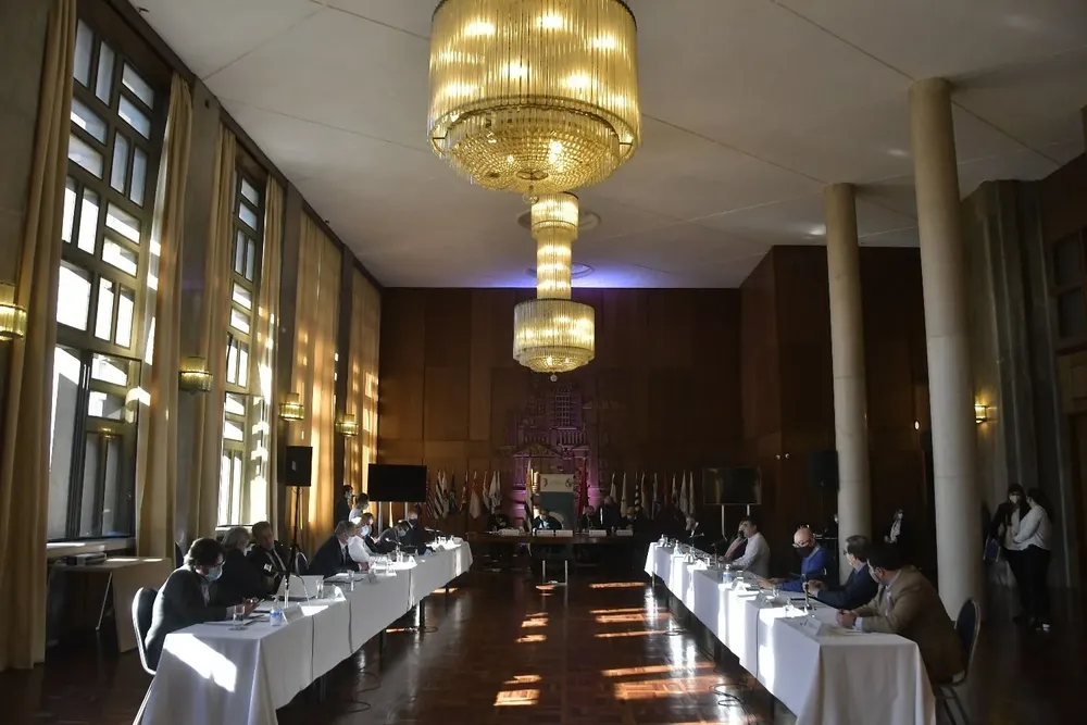 Intendentes blancos desafían al FA a debatir