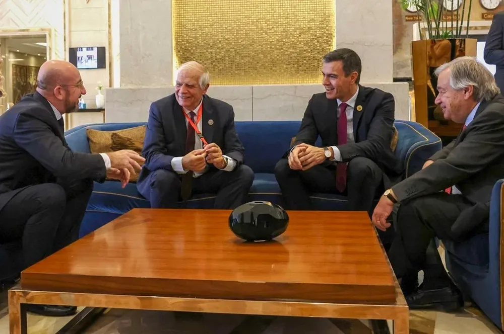 El secretario general de la ONU, António Guterres; el presidente del Consejo Europeo, Charles Michel; el responsable de Política Exterior de la UE, Josep Borrell, y el presidente en funciones del Gobierno de España, Pedro Sánchez en la Cumbre de la Paz de El Cairo.