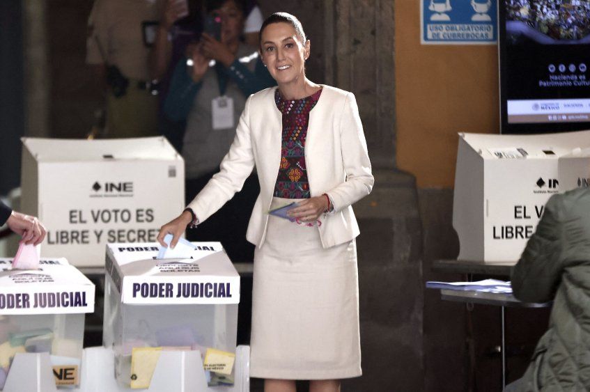 La presidenta Sheinbaum al votar el domingo en la elección judicial