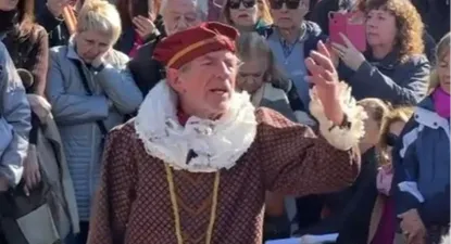 Del teatro y la TV al teatro a la gorra en una plaza