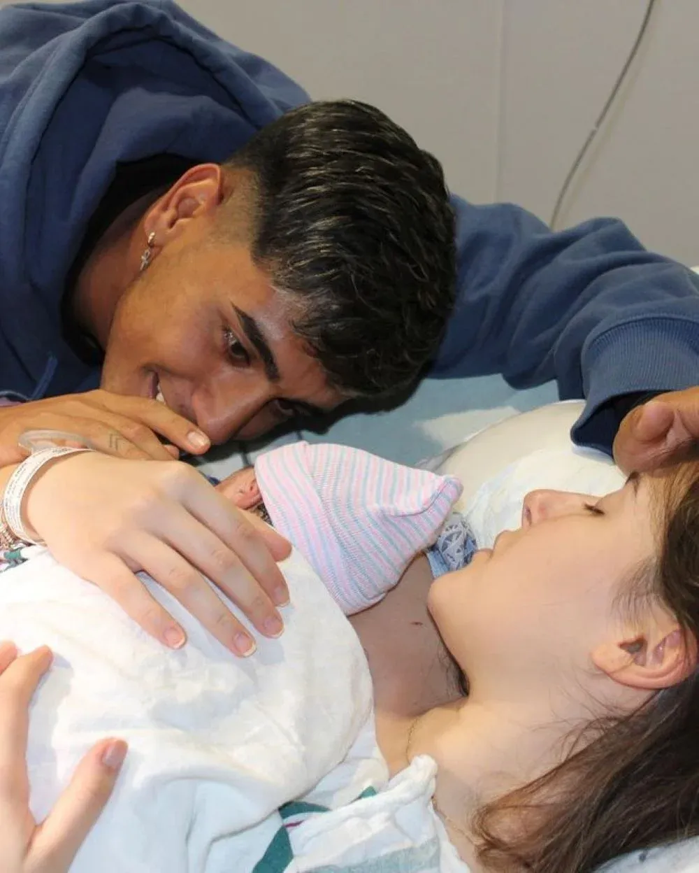 Facundo Torres junto a su pareja y a su pequeña Juana recién nacida