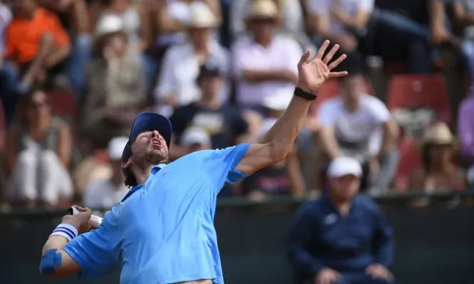 Un saque de Pablo Cuevas