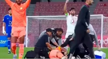 Andy Delort yace en el piso luego de desmayarse y todos tratan de socorrerlo