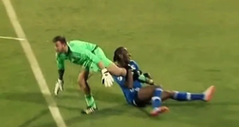 Drogba toma de la pierna al arquero Clark