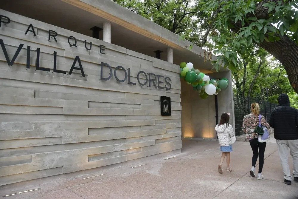La entrada renovada del parque Villa Dolores. Archivo