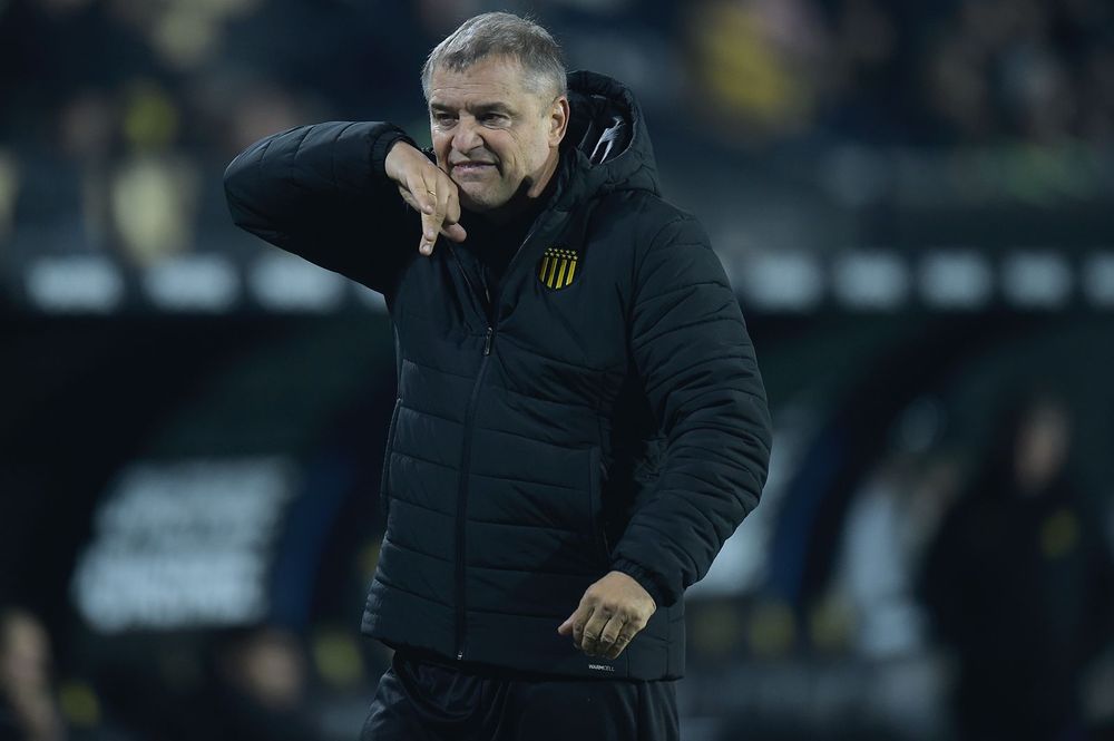 Diego Aguirre en el partido entre Peñarol y Liverpool