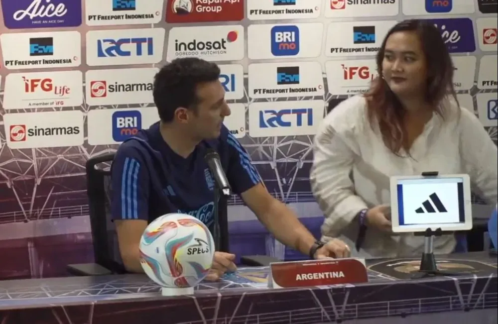 Lionel Scaloni y el cambio de traductora en Indonesia