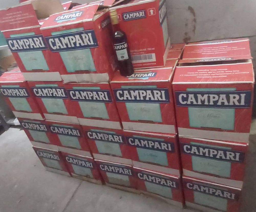 Cajas de Campari en el judicial de Aduanas de Adriana Rodríguez.&nbsp;