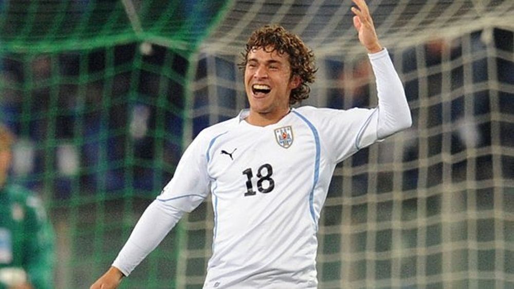 Sebastián Fernández celebrando su gol para el triunfo en un amistoso de la selección uruguaya ante Italia; fue uno de los dos que convirtió con Uruguay