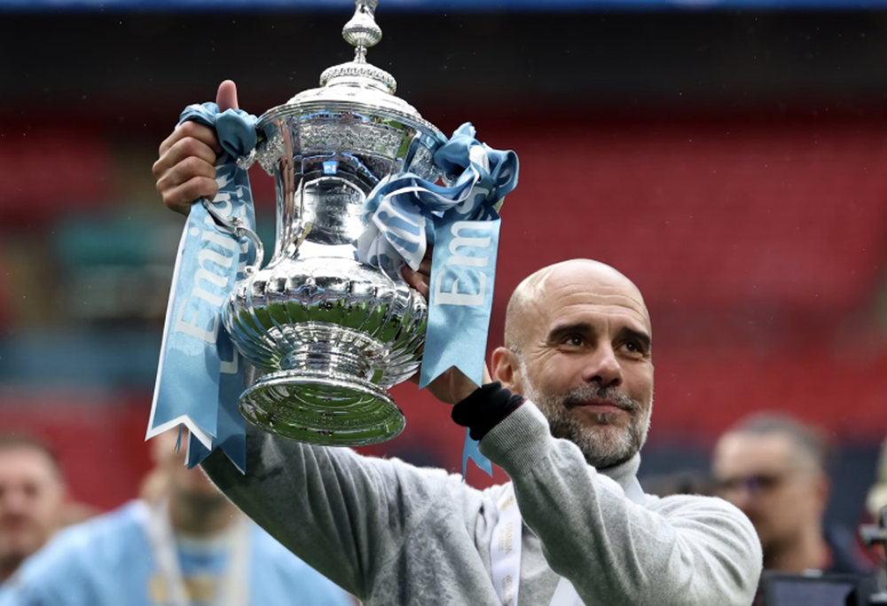 Guardiola con su último título en el Manchester City, la FA Cup. 
