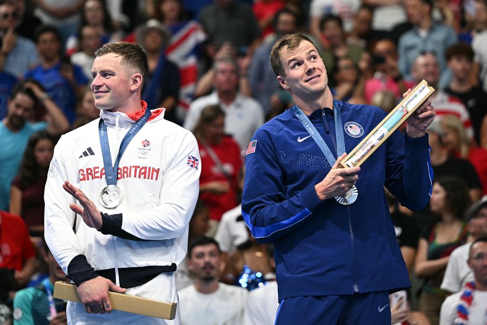 Adam Peaty y Nic Fink en la entrega de medallas tras los 100 metros pecho en los Juegos Olímpicos París 2024