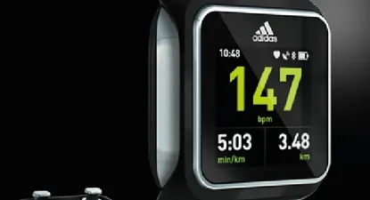 Adidas y su personal trainer de muñeca