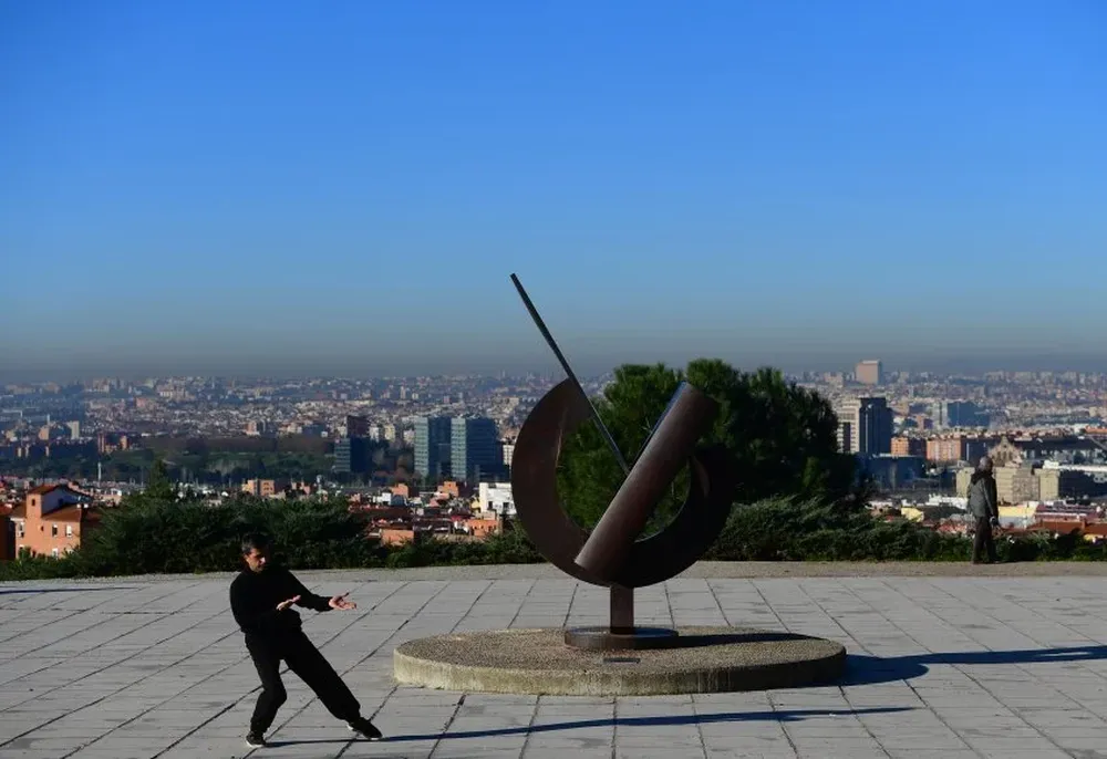 Un hombre practica el tai-chi en Madrid, España.