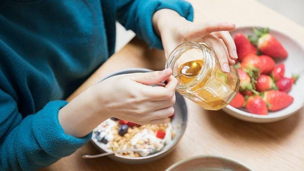 Una vez abierto un frasco de miel, su superficie está expuesta regularmente al aire. Y sumergir en él cucharas lamidas incorporará bacterias y humedad.