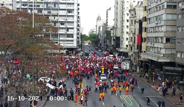 Comienzo de la movilización del PIT-CNT en la avenida 18 de Julio