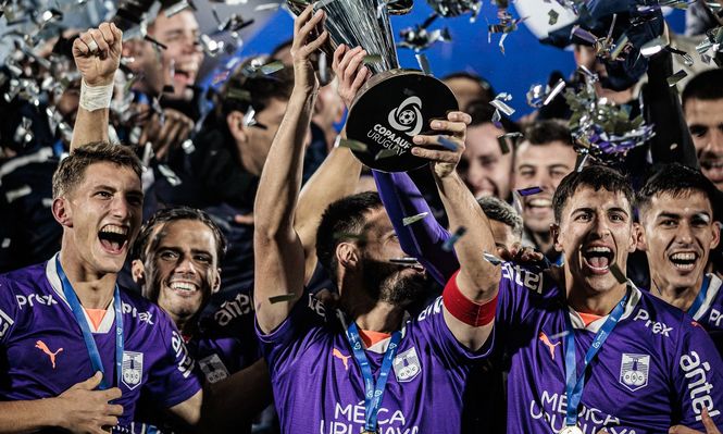 Defensor Sporting celebra ser bicampeón de la Copa AUF Uruguay