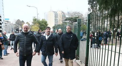 El jefe de Gobierno Jorge Macri recorre Parque Centenario junto al ministro de Seguridad Waldo Wolff y el de Espacio Público e Higiene Urbana Ignacio Baistrocchi.