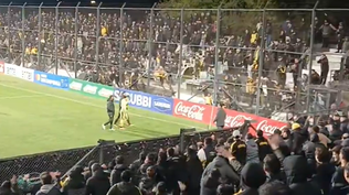 La bronca de los hinchas de Peñarol con Jesús Trindade tras su expulsión