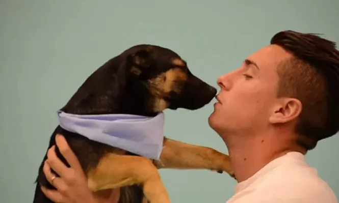 Josema Giménez con uno de los perros de Animales sin hogar