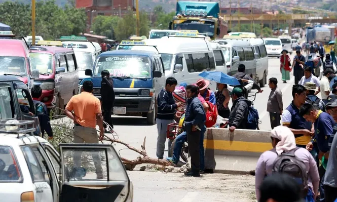 Los bloqueos, que se intensificaron los últimos días, mantienen incomunicadas las regiones occidental y oriental de Bolivia desde hace más de una semana.