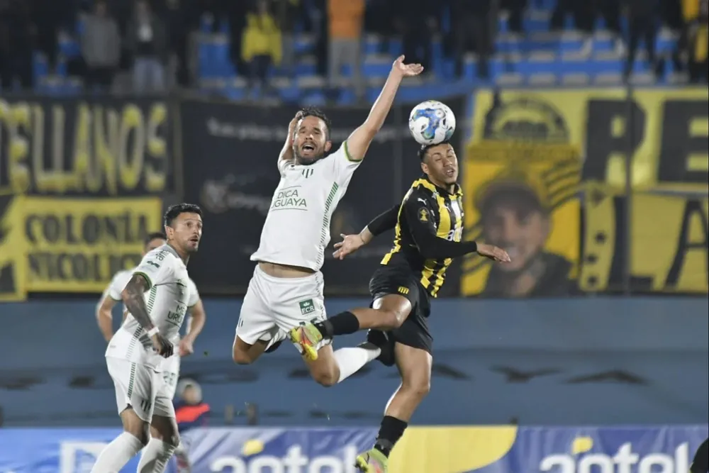 El Tata González con La Luz ante Peñarol