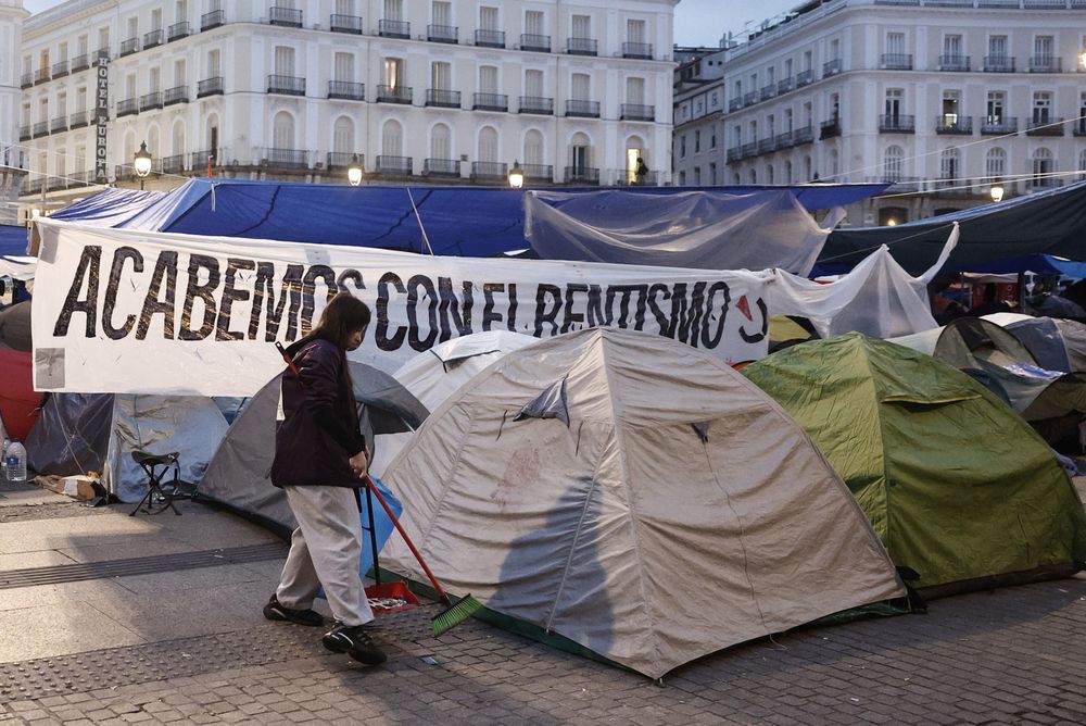 Unas mil personas continúan acampadas en la Puerta del Sol.
