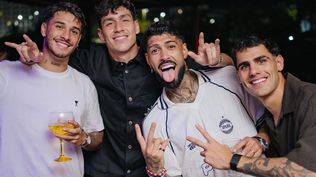 Mateo Ponte, junto a Alexander Barboza y Lucas Villalba en la fiesta sorpresa de despedida al zaguero de Botafogo
