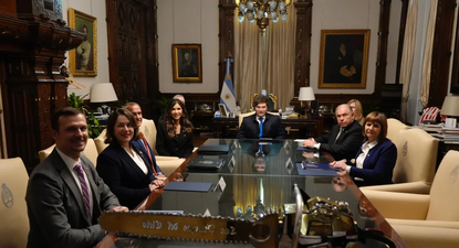 Javier Milei, acompañado por autoridades de su gabinete, durante la firma del acuerdo con Kristi Noem, secretaria de Seguridad de EEUU.