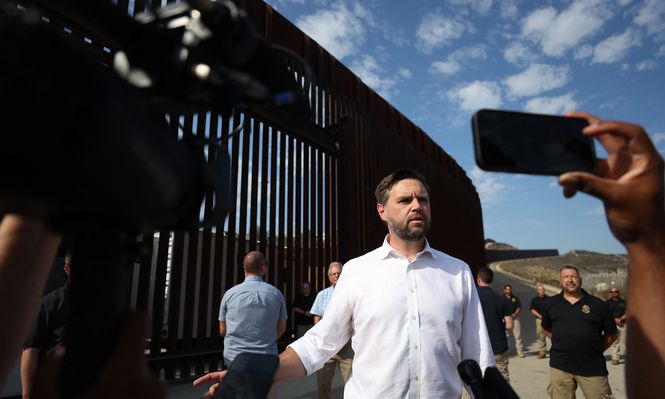 JD Vance habla con la prensa en una visita a la frontera con México