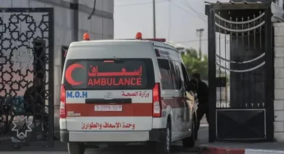 Una ambulancia cruza el paso de Rafah.