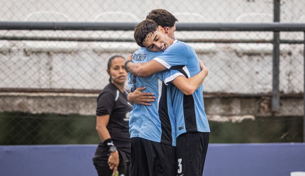 El abrazo de Juan Pablo Gancheff y Lautaro Muñiz tras el 1-0 de Uruguay