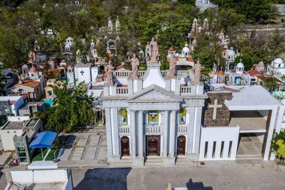 La edificación de grandes mausoleos se ha vuelto parte de la "narcocultura" en Sinaloa.