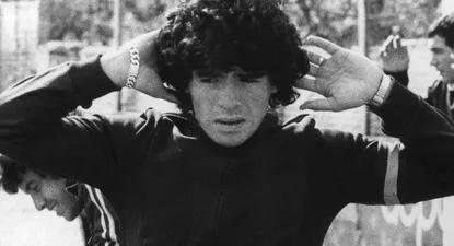 profe, tengo un amigo que es mejor que yo: el dia que maradona llego a los 8 anos a argentinos juniors