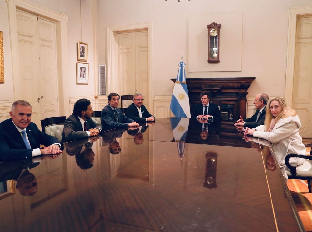 El presidente Javier Milei busca un acuerdo de convivencia política entre La Libertad Avanza y los gobernadores del peronismo no K.