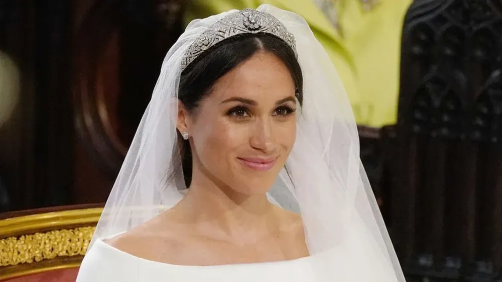 Markle llevó una tiara para adornar su cabeza.