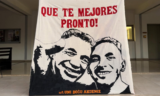 La bandera que le hicieron hinchas de Galatasaray a Lucas Torreira