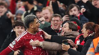 Ronald Araujo celebra su gol para Liverpool ante Villarreal por la Champions League