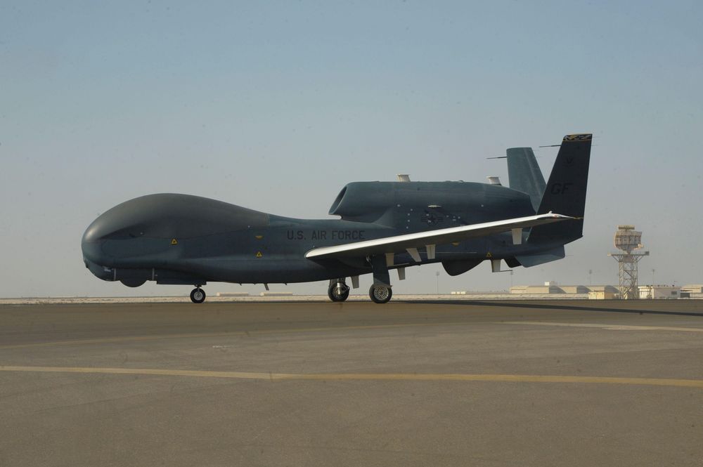 Un avión no tripulado de vigilancia y reconocimiento RQ-4 Global Hawk en la base de Al Dhafra, en Emiratos Árabes Unidos.
