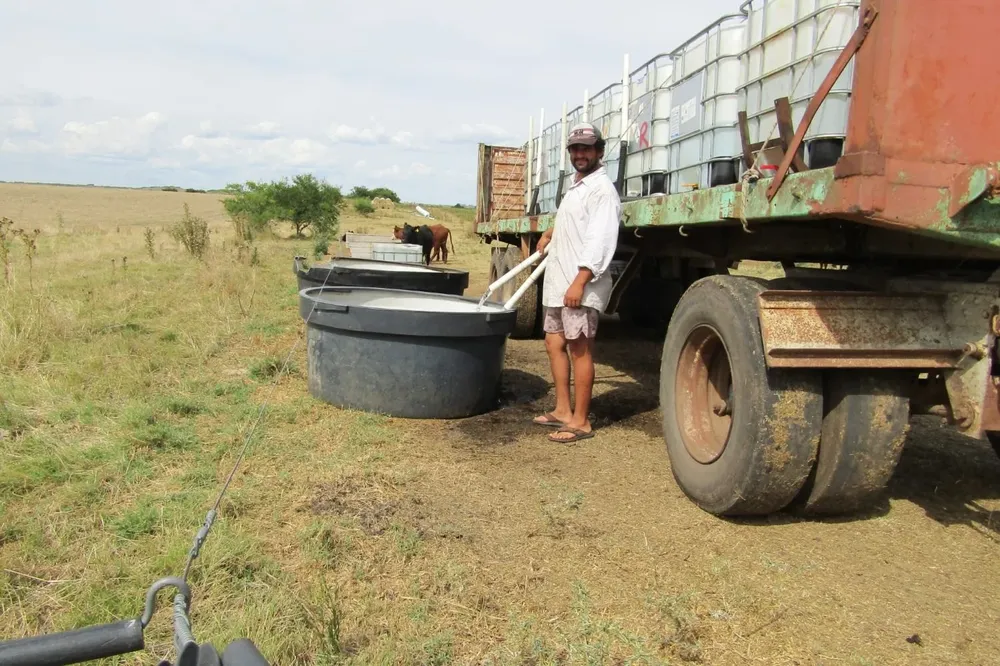 Camilo, responsable de ir llevando el agua a los potreros.