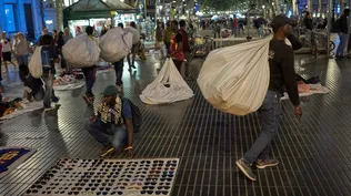 Llegaron a España como migrantes y avivan el debate de vendedores callejeros