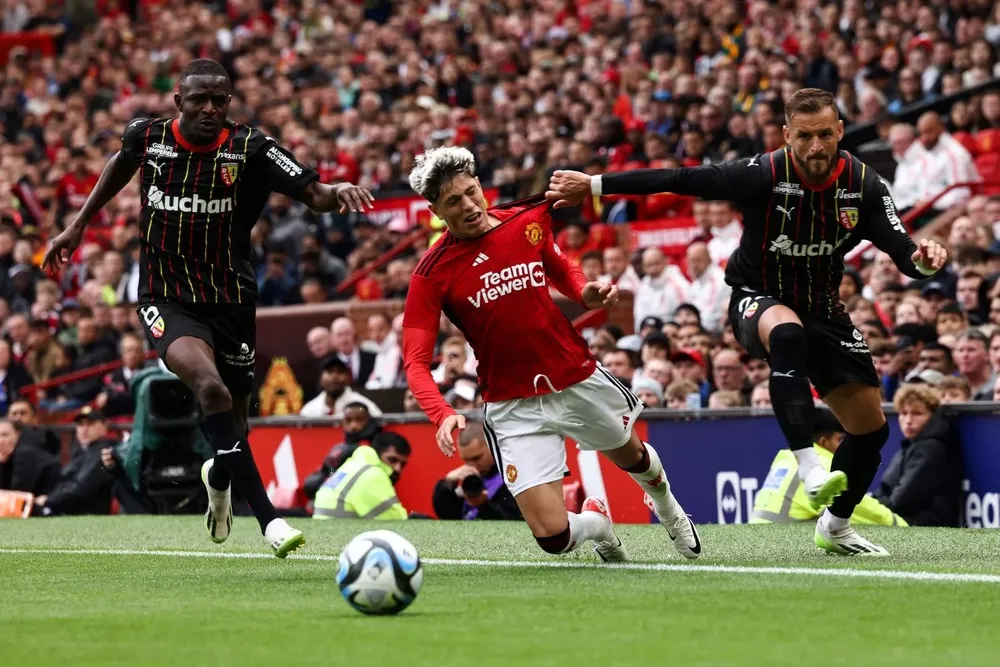 Alejandro Garnacho entre Salis Abdul Samed y Jonathan Gradit de Lens