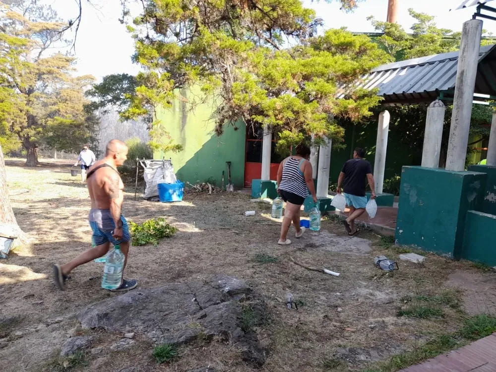 Imágenes tomadas por Walter Suárez, donde se ve a los vecinos combatir el fuego