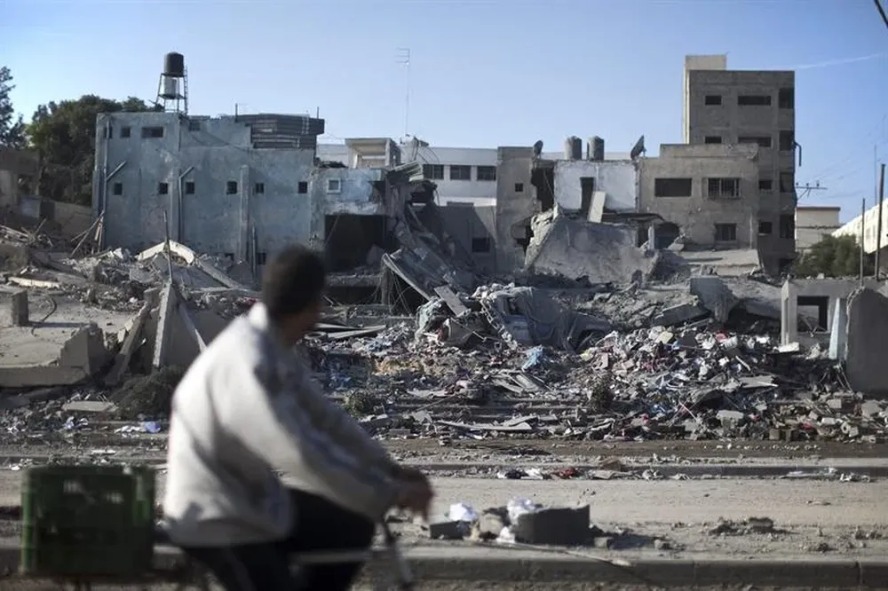 Gaza- Un hombre palestino observa los restos de una comisaría de Hamás destruída durante un ataque aéreo israelí