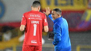 Flavio Robatto, técnico de Bolívar, le da indicaciones al golero Lampe