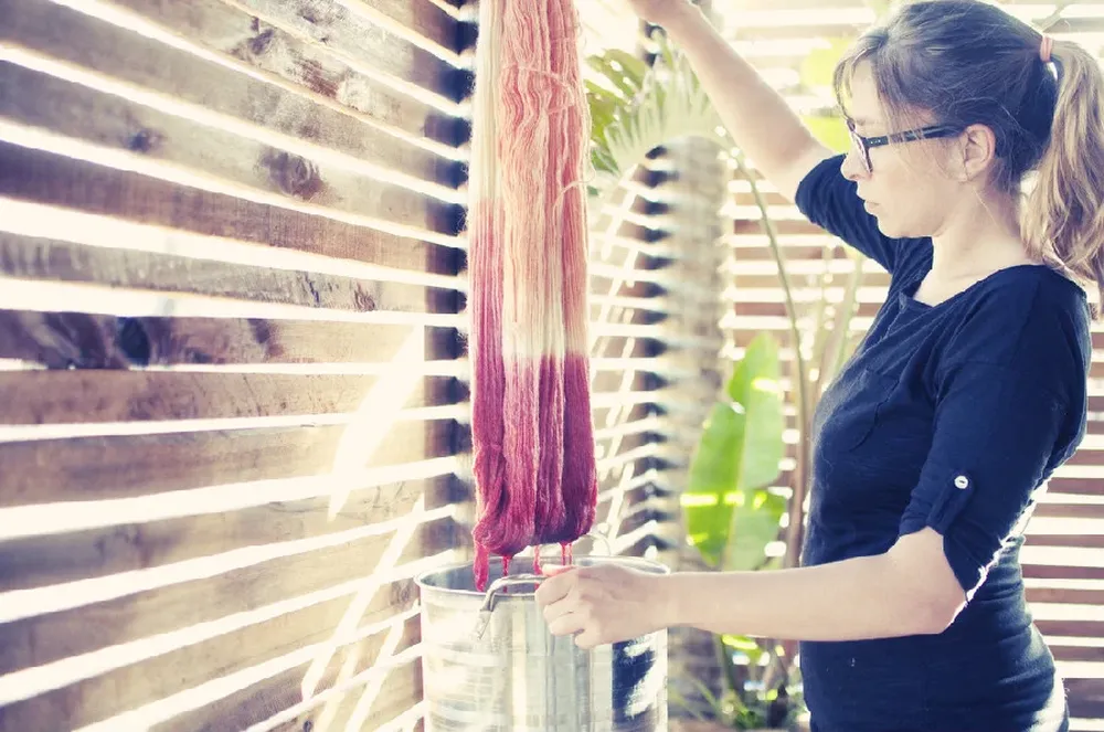 Claudia trabajando en su atelier